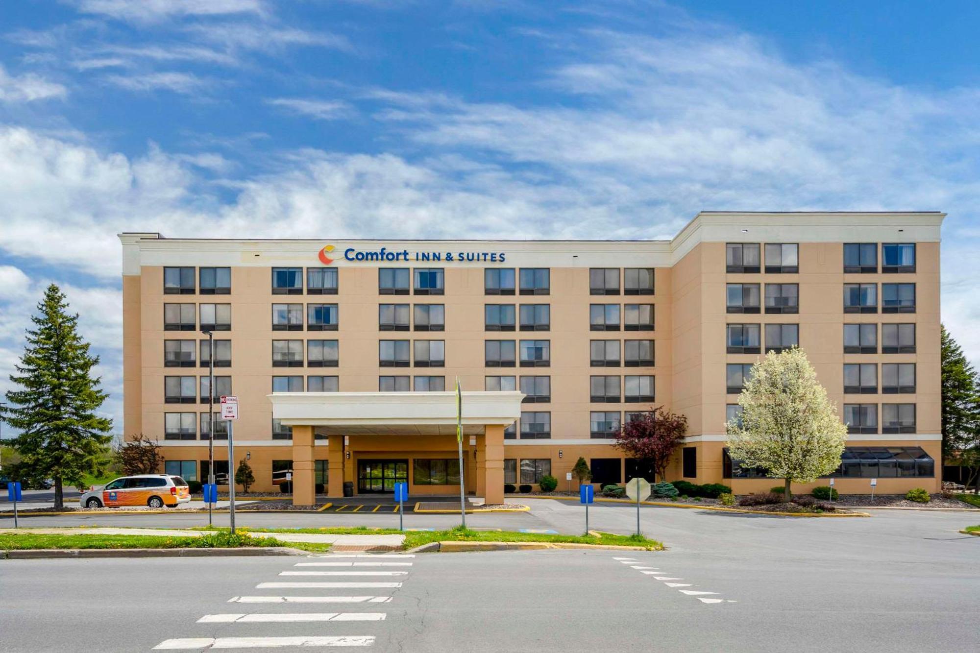 Comfort Inn & Suites Watertown - 1000 Islands Exterior photo